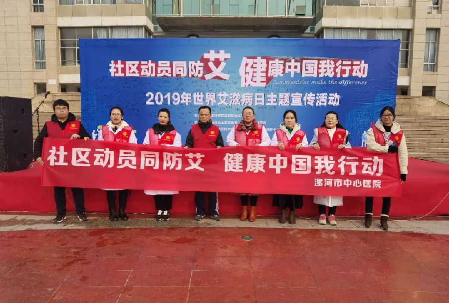 摆放宣传版面,发放宣传材料等多种形式,向在校大学生宣传艾滋病防治